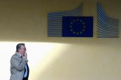 Un hombre fumando delante del edificio de la Comisión Europea.