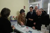 La presidenta del COF de Álava, Milagros López de Ocáriz, y el consejero Alberto Martínez, en una visita a una farmacia rural.