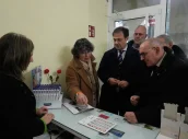 La presidenta del COF de Álava, Milagros López de Ocáriz, y el consejero Alberto Martínez, en una visita a una farmacia rural.