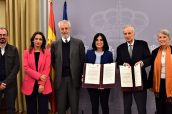 La ministra, junto a los miembros de la Fundación, tras la firma del acuerdo.