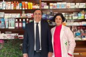 Eduardo Pastor y Lara Auñón en la farmacia de Valdepeñas de la Sierra