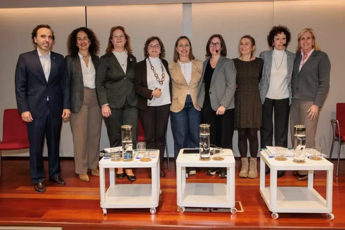 El presidente del COFB, Jordi Casas, junto con las ponentes y miembros de la Fundación Grupo