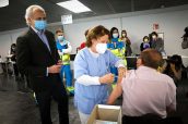 Enrique Ruiz Escudero, consejero de Sanidad de Madrid, en una visita a un punto de vacunación.