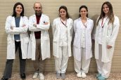 Clara Ribera y Ariadna Padullés. junto a varios integrantes del equipo que participa en el proyecto.