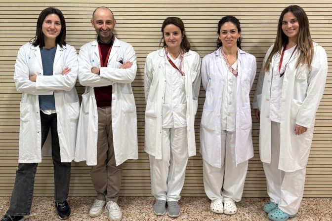 Clara Ribera y Ariadna Padullés. junto a varios integrantes del equipo que participa en el proyecto.