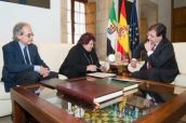 Cecilia Barra, Julián Castaño y Guillermo Fernández Vara, en una reunión en la que se pidieron soluciones para las 'farmacias VEC'.
