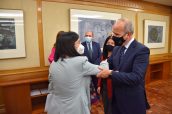 La ministra de Sanidad, Carolina Darias saluda al rector de la UNED, Ricardo Mairal Usón