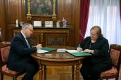 El alcalde de Pamplona, Enrique Maya y la presidenta del COFNA, Marta Gallipienzo, durante la firma del acuerdo.