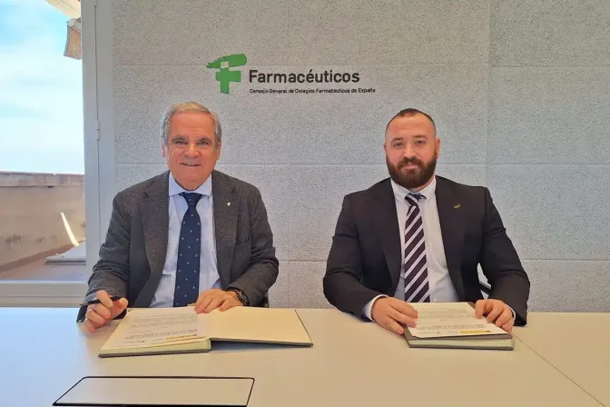 Jesús Aguilar y Carlos Peralta, durante la firma del convenio.