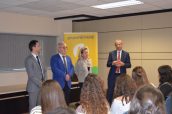 Manuel Hernández,  Manuel Suárez, Antonia María Maurandi y Carlos Coves, con estudiantes en Santomera (Murcia).