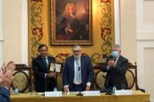 Pastor recibe el reconocimiento junto al presidente de la RANF, Mariano Esteban Rodríguez y el secretario Antonio Martínez.