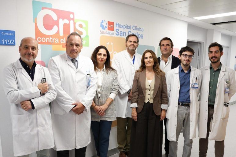 De izquierda a derecha: Dr. Alberto Ocaña, oncólogo y director de la Unidad CRIS de Nuevas Terapias Experimentales; D. César Gómez Derch, gerente del Hospital Clínico San Carlos de Madrid; Dña. Inmaculada Ibáñez de Cáceres, directora general de Investigación y Docencia de la Consejería de Sanidad de la Comunidad de Madrid; Dr. Pedro Pérez Segura, jefe de Oncología del Hospital Clínico San Carlos; Marta Cardona, directora de la Fundación CRIS contra el cáncer; Estanis de la Quadra-Salcedo, vicepresidente ejecutivo de la Fundación CRIS contra el cáncer; Dr. Jorge Bartolomé, oncólogo y coordinador del área clínica  de la Unidad CRIS de Terapias Experimentales, y Dr. Ignacio Moreno, oncólogo e investigador de la Unidad CRIS de Terapias Experimentales