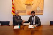 Imagen de la firma del acuerdo entre el COF de Barcelona y la Unió de Federacions Esportives de Catalunya.