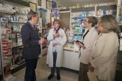 El consejero durante su visita a la farmacia de Estubeny