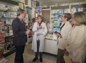 El consejero durante su visita a la farmacia de Estubeny