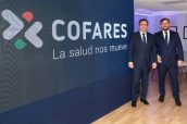 El presidente de Cofares, Eduardo Pastor, y el director general, José Luis Sanz, junto a
la nueva imagen corporativa.