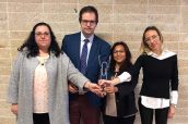 El director general de FSFE, Ángel Huélamo en el momento de la recogida del premio y otra con las personas que forman parte del equipo de trabajo en acciones de calidad.