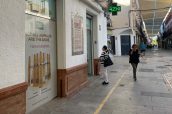 Fachada de una farmacia en Andalucía.