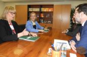 Imagen de la reunión de las representantes de Fenin con el consejero de Hacienda de Madrid, Javier Fernández-Lasquetty.