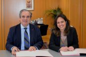 Imagen de la firma del convenio entre el CGCOF y la Fundación Luzón para promover la concienciación sobre la ELA.