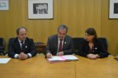 Javier Castrodeza (Sanidad), Jesús Aguilar (CGCOF) y Belén Crespo (Aemps), durante la firma del convenio para fomentar el uso racional de antibióticos.