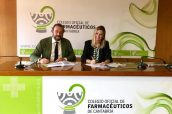 Imagen de la firma del convenio entre el COF de Cantabria y la Fundación Alcohol y Sociedad.