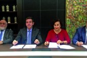 Imagen de la firma de la prórroga del contrato entre los COF vascos y Euskaltel, que provee el soporte técnico a la 'e-receta'.