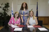 Marina Pollán, directora del ISCIII, junto a Eva Ortega Paíno, secretaria general de Investigación del Ministerio de Ciencia, Innovación y Universidades, y Florencia Davel, presidenta de GSK.