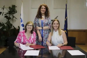 Marina Pollán, directora del ISCIII, junto a Eva Ortega Paíno, secretaria general de Investigación del Ministerio de Ciencia, Innovación y Universidades, y Florencia Davel, presidenta de GSK.