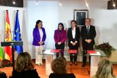 De izquierda a derecha, la presidenta del Gobierno de La Rioja, Concha Andreu, las ministras Carolina Darias y Teresa Ribera, y el presidente del CGCOF, Jesús Aguilar, durante la firma del protocolo en Briñas.