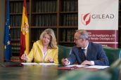 Imagen de la firma del acuerdo entre Gilead y el Instituto de Salud Carlos III.