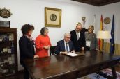 Imagen de la firma del acuerdo entre Grupo Cofares y la Universidad de Santiago.