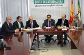 Acto de firma del convenio marco entre la Consejería de Sanidad de Extremadura y los colegios oficiales de médicos de la región