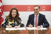 Fátima Matute, consejera de Sanidad de Madrid, y Juan Yermo, director general de Farmaindustria, en la firma del convenio.