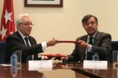 Imagen de la firma del último convenio entre el COF de Madrid y la Consejería de Sanidad, en marzo de 2016.