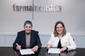 Begoña Barragán, presidenta de GEPAC, y Fina Lladós, presidenta de Farmaindustria, en la firma del convenio entre ambas entidades.  L. Camacho