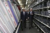 El presidente de la Comunidad de Madrid, Ángel Garrido, junto al presidente de Bidafarma, Antonio Mingorance, en su visita por el almacén de Leganés.