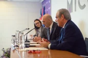 Marco, flanquedado por la directora de Farmacia, Elena Gras y el presidente del CGCOF, Jesús Aguilar.