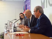 Marco, flanquedado por la directora de Farmacia, Elena Gras y el presidente del CGCOF, Jesús Aguilar.