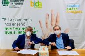 Imagen del acuerdo entre Bidafarma y Farmacéuticos Sin Fronteras.