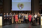 Foto de familia de los premiados con las autoridades asistentes.