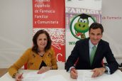 Imagen de la firma del acuerdo entre Sefac y WikiFarmacia.