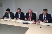 Imagen de la firma del convenio de colaboración de los consejos de colegios de médicos, dentistas, podólogos y farmacéuticos.