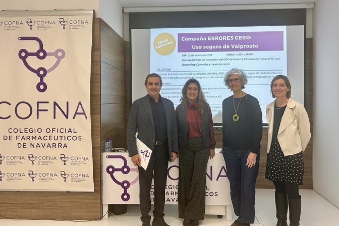 El presidente del COFNA, Alberto Mantilla Blanco; la Jefa de la Sección de Control de Farmacovigilancia, Gabriela Elizondo Rivas; la farmacéutica del Centro de Farmacovigilancia de Navarra, Covadonga de Agapito Vicente; y la farmacéutica del Centro de Información del Medicamento (CIM) del COFNA, Marta Irujo Lizaur.