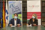El director general del ISCIII, Cristóbal Belda y María Río, vicepresidenta y directora general de Gilead España, durante la firma del acuerdo.
