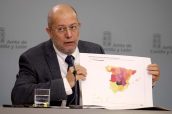 Francisco Igea, vicepresidente de la Junta de Castilla y León mostrando un mapa de mortalidad por coronavirus por provincias.