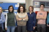 María Luisa Gaspar, Maribel Cortegano, Belén de Andrés, Mercedes Rodríguez, Alejandro Arrabal y Victoria López, en uno de los laboratorios del Centro Nacional de Microbiología del ISCIII.

​

​​