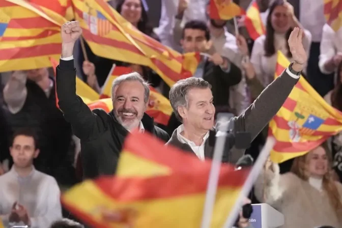 Jorge Azón, junto a Alberto Núñez Feijoo, en el pasado cierre de campaña.