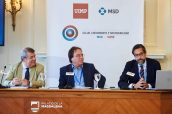 César Tolosa, Amós García y Federico de Montalvo en el encuentro sobre vacunas de MSD en la UIMP. (Foto: Juanma  Serrano)