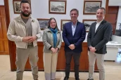 El presidente del Colegio Oficial de Farmacéuticos de Santa Cruz de Tenerife, Carlos Díaz y los vocales de distribución, Cristina De Sancho y de islas no capitalinas, Marcelo Rodríguez, durante la reunión con el consejero de Transportes del Cabildo Insular de La Palma, Darwin Rodríguez.